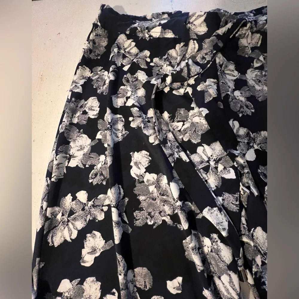 Ellen Tracy flare pants black w/ white flowers wrinkle resistant tie waist S - Picture 2 of 11